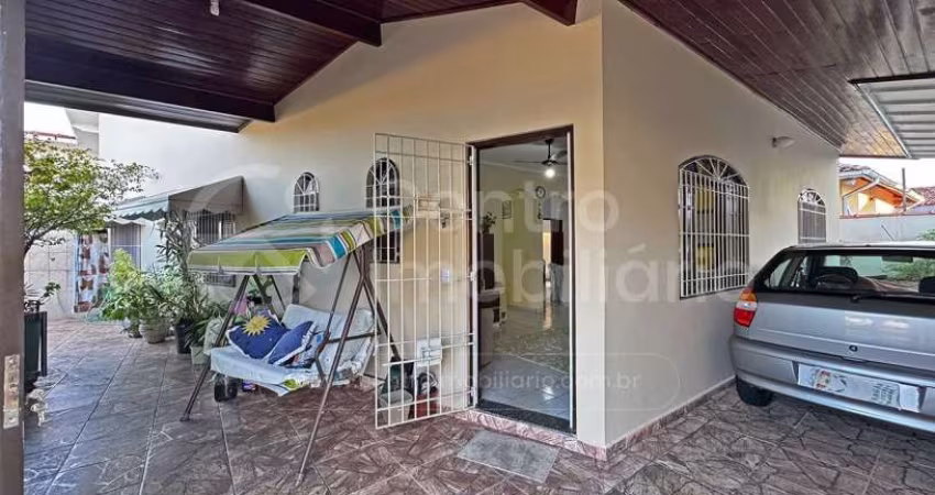 CASA à venda com 2 quartos em Peruíbe, no bairro Jardim Ribamar