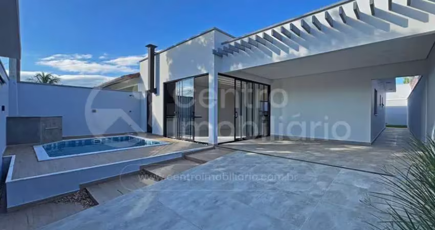 Casa à venda com piscina e 3 quartos em peruíbe, no bairro balneario sao joao batista