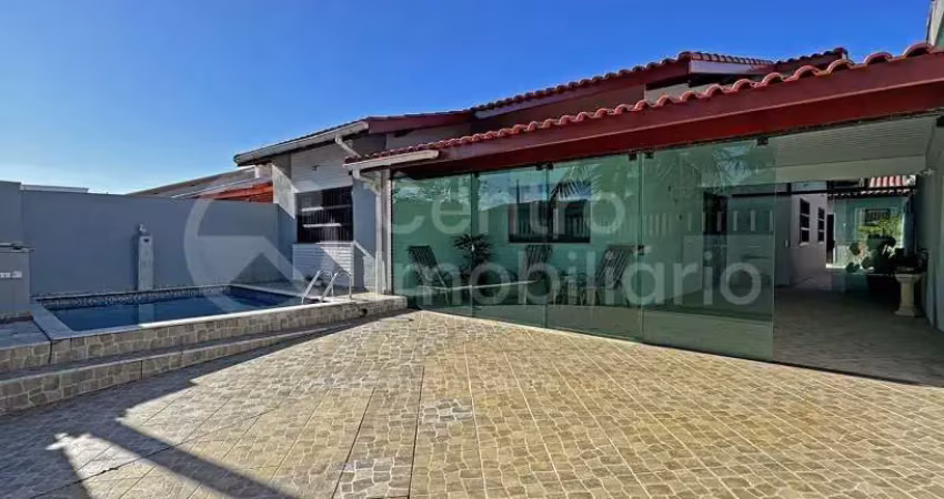 Casa à venda com piscina e 3 quartos em peruíbe, no bairro estancia sao jose