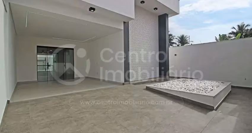 Casa à venda com piscina e 3 quartos em peruíbe, no bairro jardim icaraiba