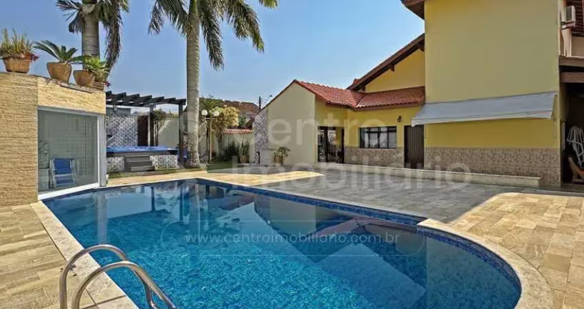 Casa à venda com piscina e 3 quartos em peruíbe, no bairro jardim imperador