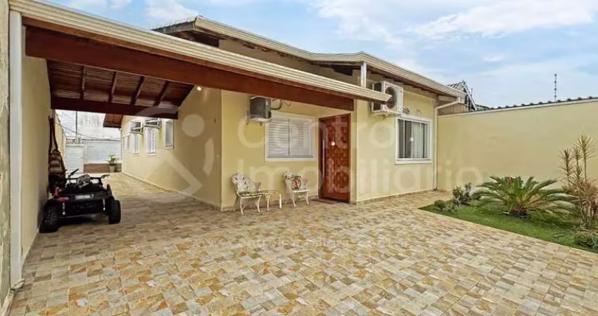 Casa à venda com piscina e 3 quartos em peruíbe, no bairro jardim marcia