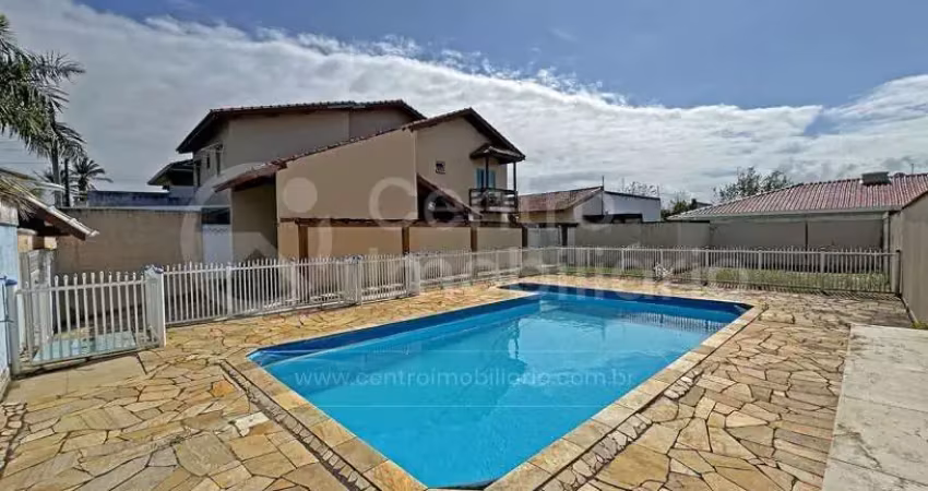 Casa à venda com piscina e 2 quartos em peruíbe, no bairro estancia sao jose