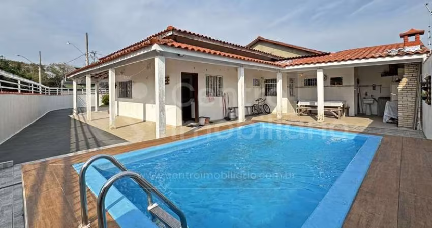 CASA à venda com piscina e 2 quartos em Peruíbe, no bairro Balneário Casa Blanca