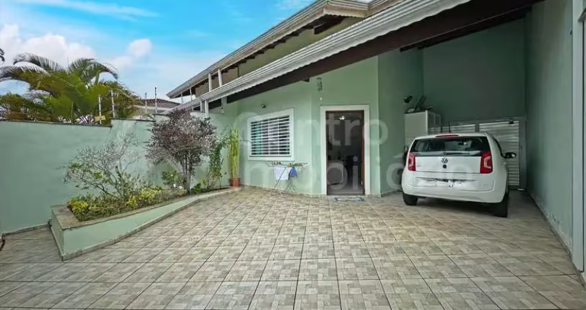 Casa à venda com piscina e 3 quartos em peruíbe, no bairro stella maris