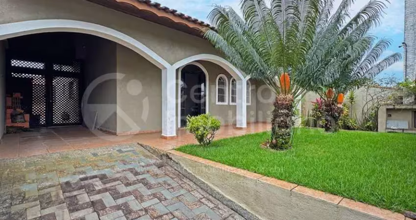 Casa à venda com piscina e 3 quartos em peruíbe, no bairro parque balneario oasis