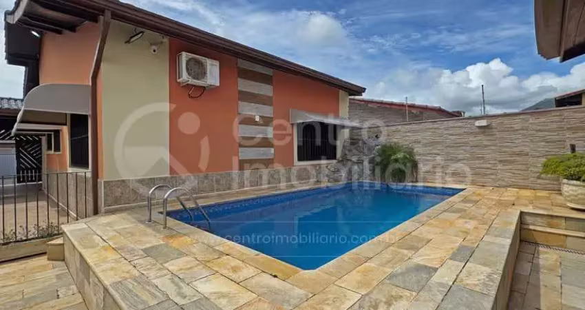 Casa à venda com piscina e 3 quartos em peruíbe, no bairro balneario barra de jangada