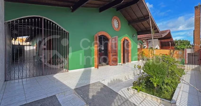 CASA à venda com 3 quartos em Peruíbe, no bairro Jardim Imperador