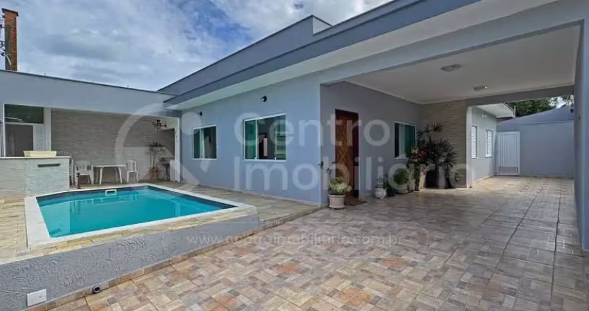Casa à venda com piscina e 3 quartos em peruíbe, no bairro parque turistico