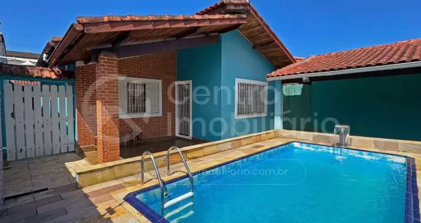 Casa à venda com piscina e 3 quartos em peruíbe, no bairro centro