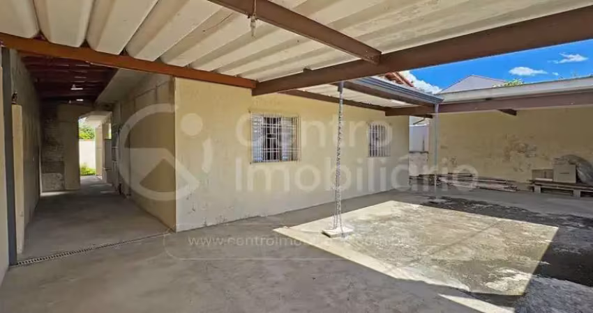 CASA à venda com 3 quartos em Peruíbe, no bairro Balneario Arpoador