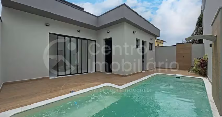Casa à venda com piscina e 3 quartos em peruíbe, no bairro jardim três marias