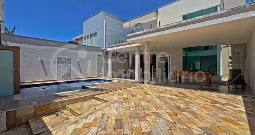 CASA à venda com piscina e 3 quartos em Peruíbe, no bairro Parque Balneario Oasis