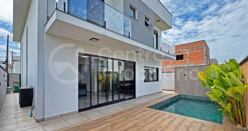CASA à venda com piscina e 3 quartos em Peruíbe, no bairro Residencial Flora Rica