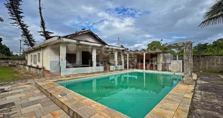 Casa à venda com piscina e 5 quartos em peruíbe, no bairro estancia antonio novaes