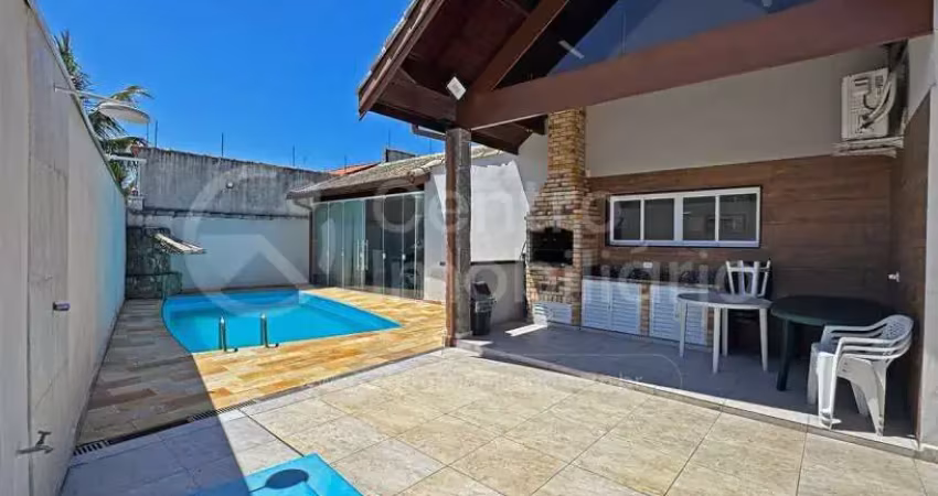 Casa à venda com piscina e 3 quartos em peruíbe, no bairro jardim beira mar