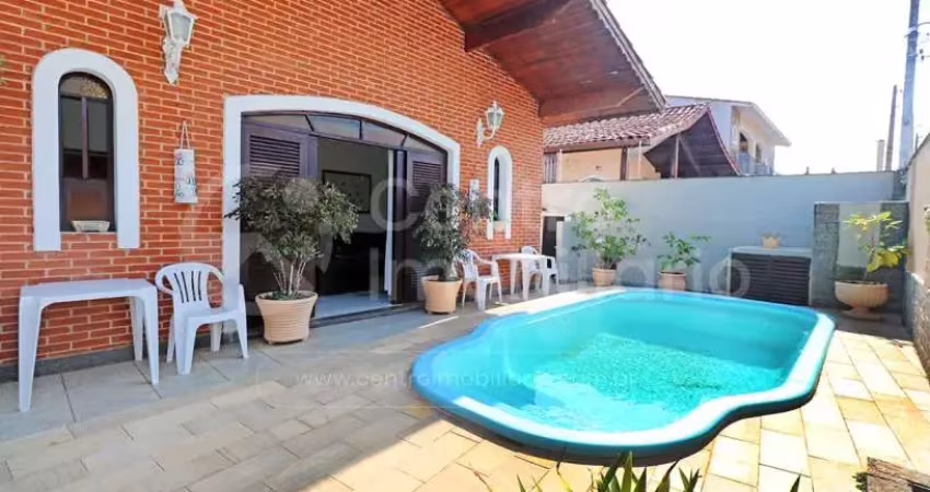 Casa à venda com piscina e 4 quartos em peruíbe, no bairro jardim três marias