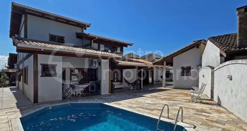 CASA à venda com piscina e 4 quartos em Peruíbe, no bairro Balneario Sambura