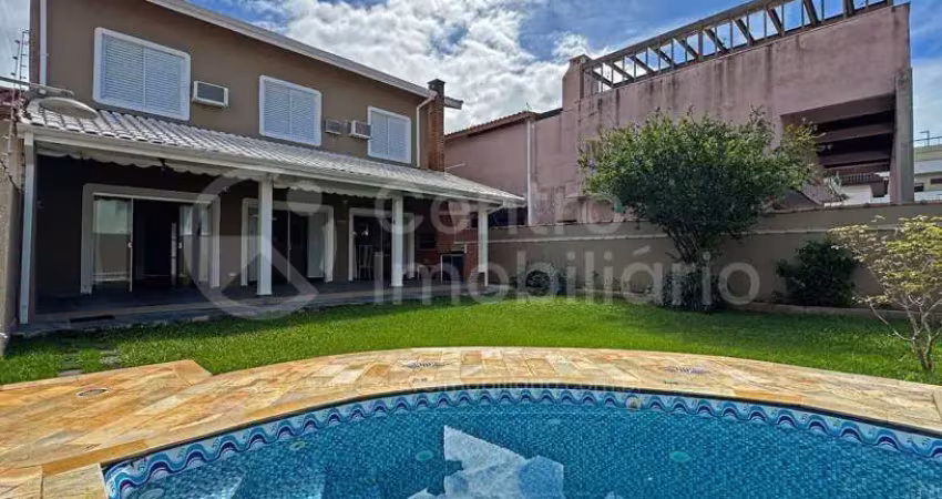 Casa à venda com piscina e 3 quartos em peruíbe, no bairro jardim ribamar