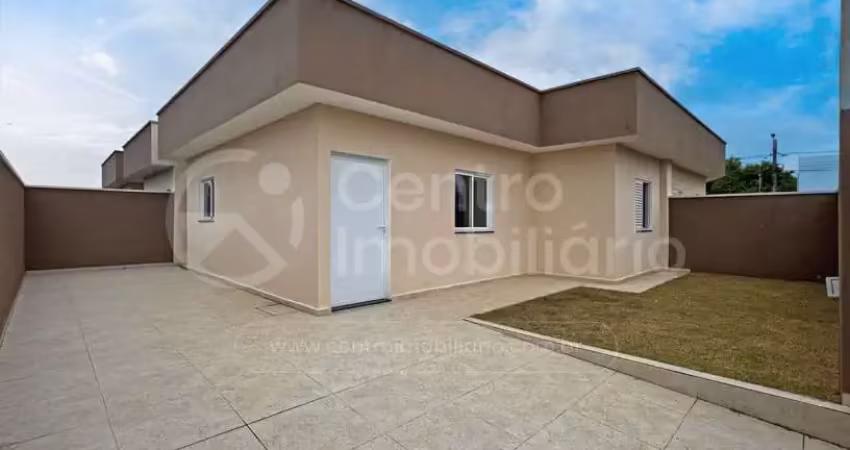 Casa à venda com piscina e 2 quartos em peruíbe, no bairro flora rica iii