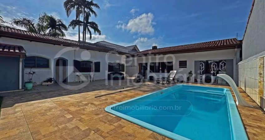CASA à venda com piscina e 3 quartos em Peruíbe, no bairro Parque Balneario Oasis