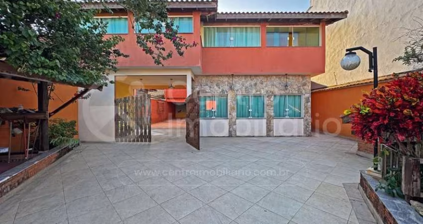 CASA à venda com 4 quartos em Peruíbe, no bairro Balneario Arpoador