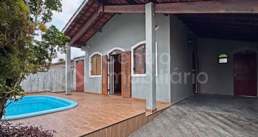 CASA à venda com piscina e 3 quartos em Peruíbe, no bairro Parque Balneario Oasis