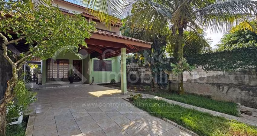 CASA à venda com 3 quartos em Peruíbe, no bairro Centro