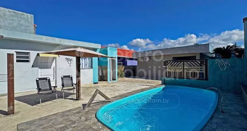 Casa à venda com piscina e 3 quartos em peruíbe, no bairro jardim beira mar