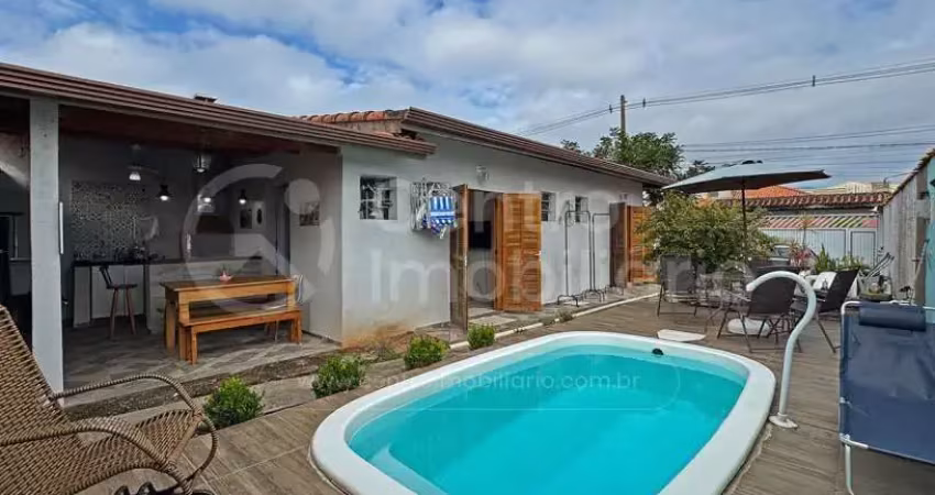 Casa à venda com piscina e 3 quartos em peruíbe, no bairro jardim marcia