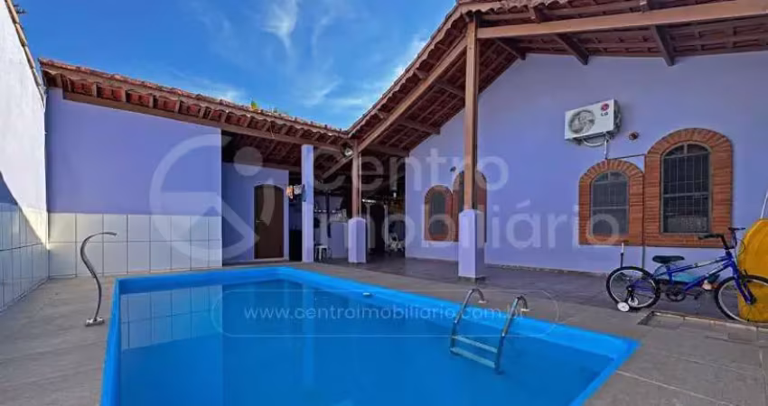 Casa à venda com piscina e 4 quartos em peruíbe, no bairro jardim peruibe