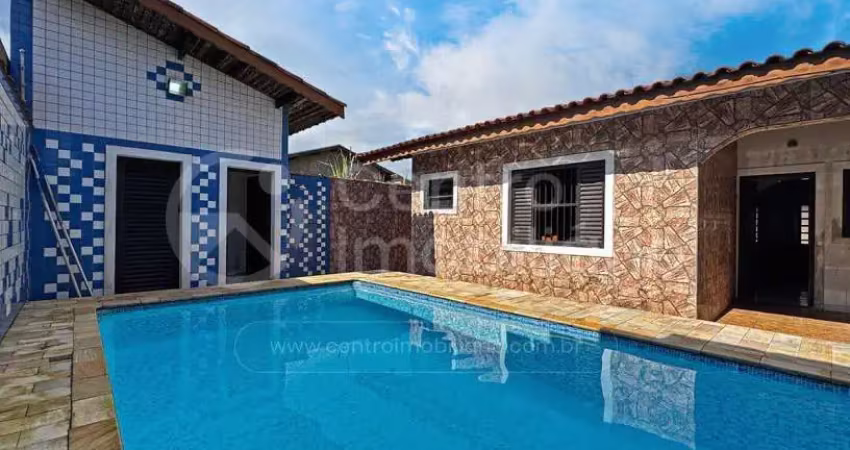Casa à venda com piscina e 3 quartos em peruíbe, no bairro estancia sao jose