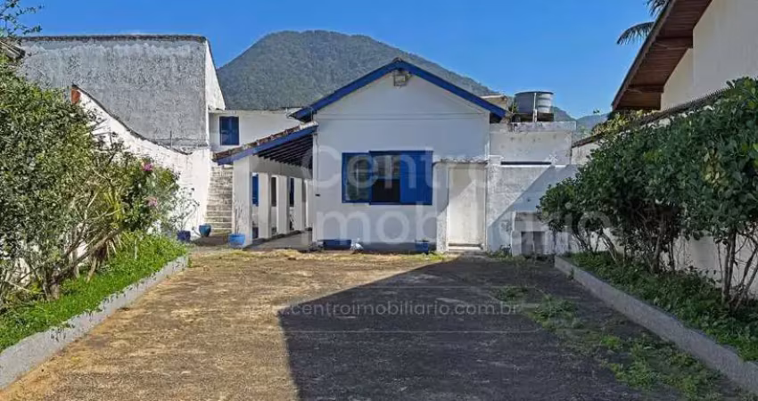 Casa à venda com 3 quartos em peruíbe, no bairro centro