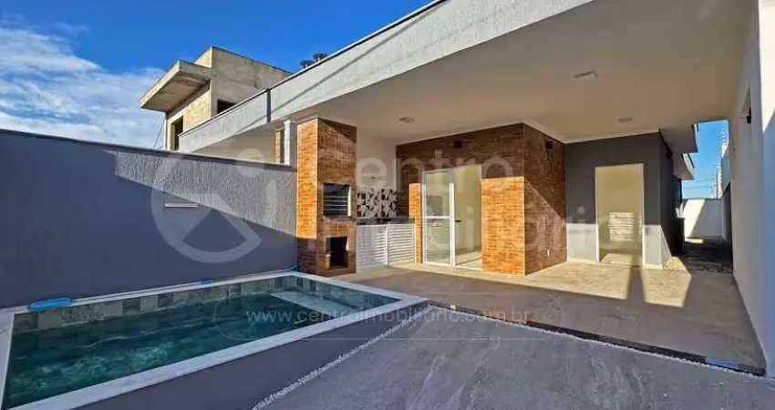 Casa à venda com piscina e 2 quartos em peruíbe, no bairro flora rica iii