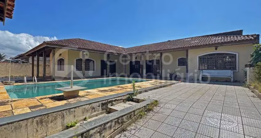 Casa à venda com piscina e 4 quartos em peruíbe, no bairro jardim imperador
