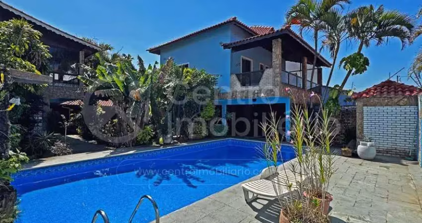 Casa à venda com piscina e 3 quartos em peruíbe, no bairro jardim três marias