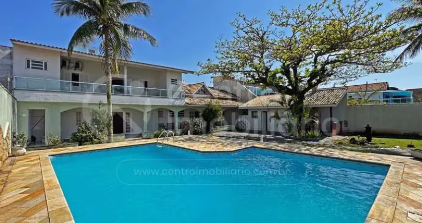 Casa à venda com piscina e 3 quartos em peruíbe, no bairro balneario josedy