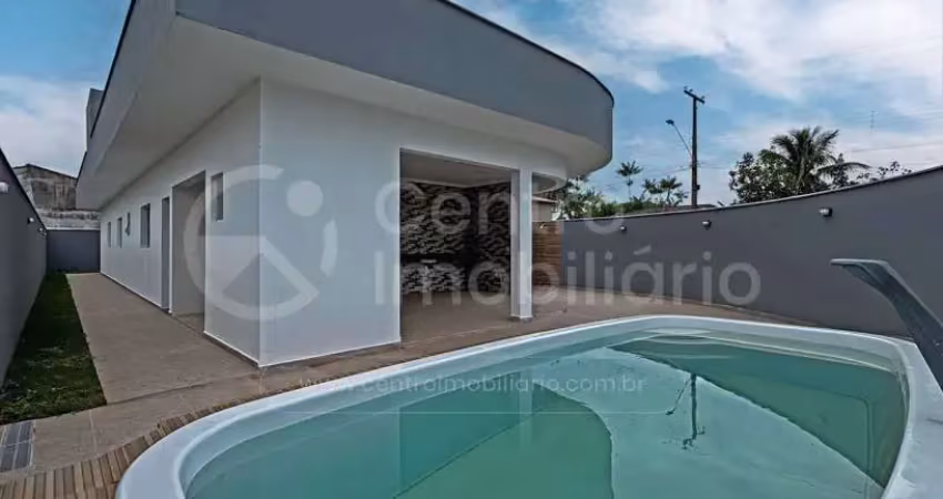 Casa à venda com piscina e 3 quartos em peruíbe, no bairro jardim sao luiz