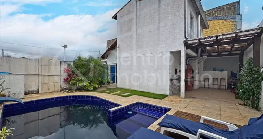 Casa à venda com piscina e 3 quartos em peruíbe, no bairro parque turistico