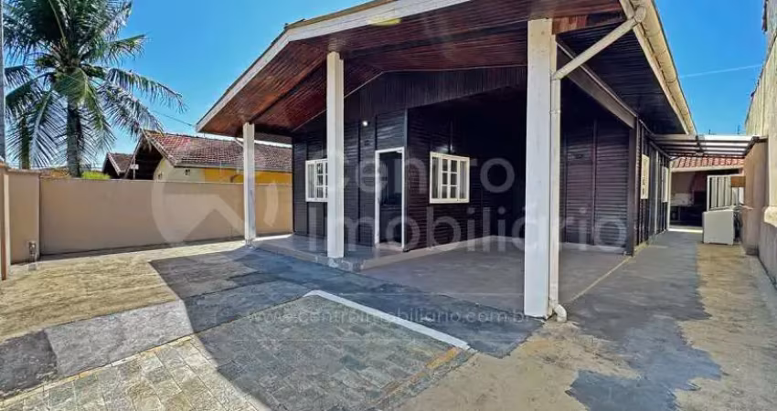CASA à venda com 3 quartos em Peruíbe, no bairro Balneario Arpoador