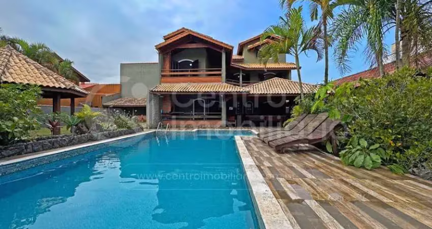Casa à venda com piscina e 5 quartos em peruíbe, no bairro estancia balnearia convento velho