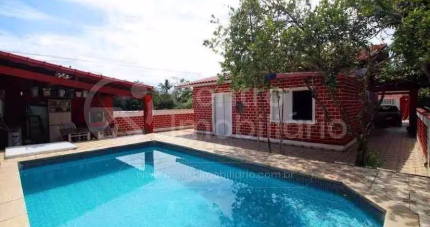 Casa à venda com piscina e 3 quartos em peruíbe, no bairro jardim sao luiz