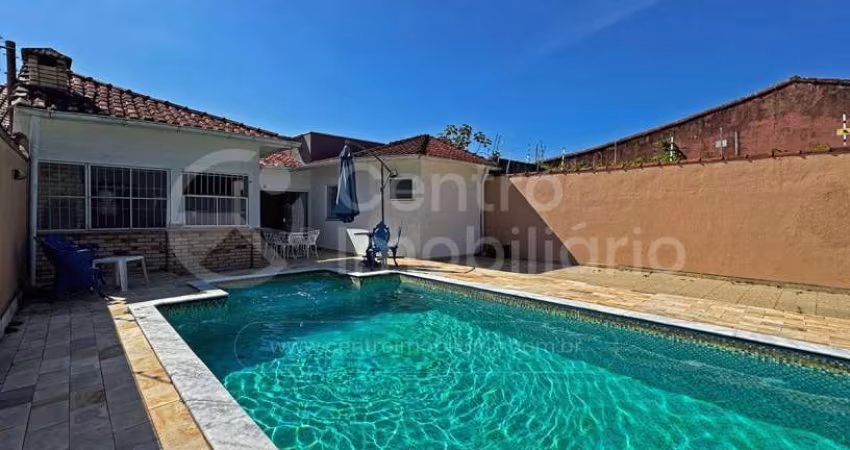 CASA à venda com piscina e 3 quartos em Peruíbe, no bairro Jardim Beira Mar