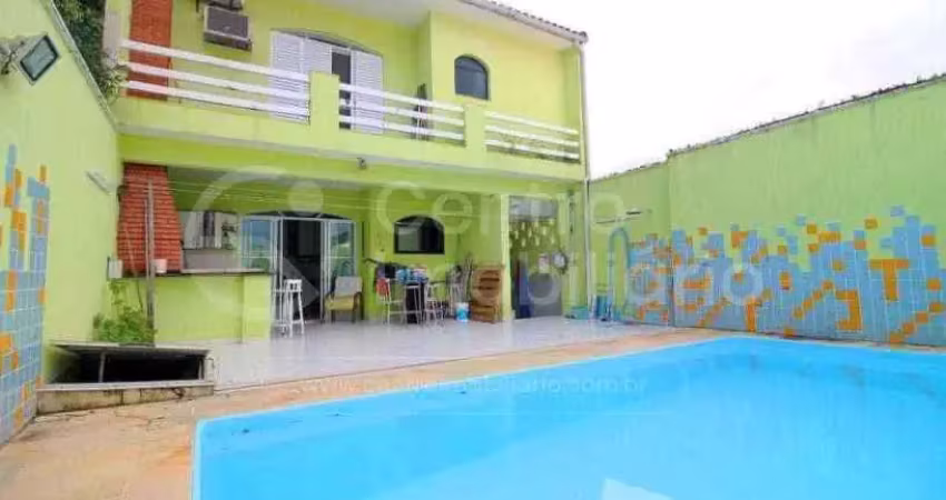 Casa à venda com piscina e 4 quartos em peruíbe, no bairro centro