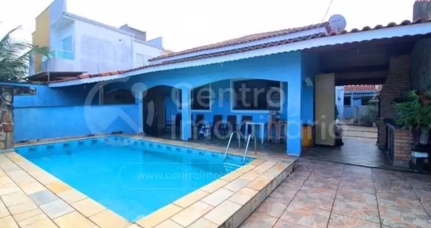 Casa à venda com piscina e 3 quartos em peruíbe, no bairro parque d aville