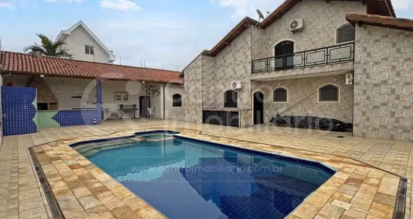 Casa à venda com piscina e 3 quartos em peruíbe, no bairro jardim três marias