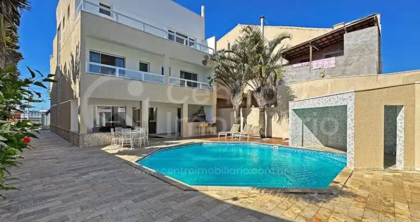 Casa à venda com piscina e 3 quartos em peruíbe, no bairro maria h novaes