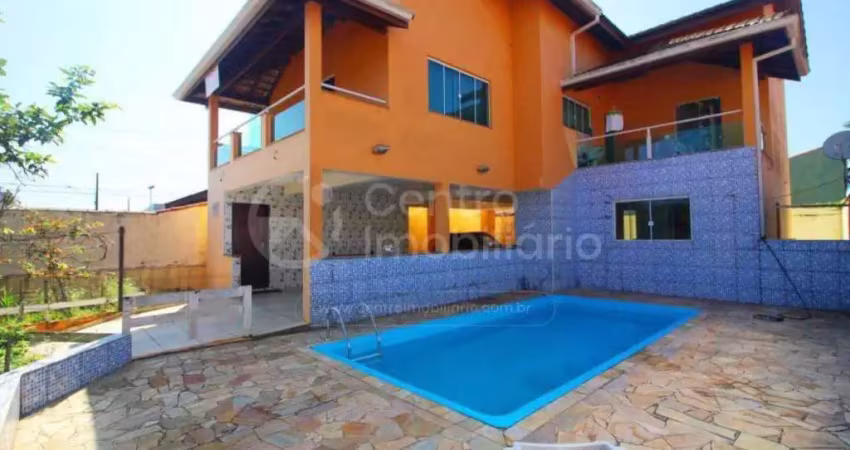 Casa à venda com piscina e 3 quartos em peruíbe, no bairro jardim icaraiba