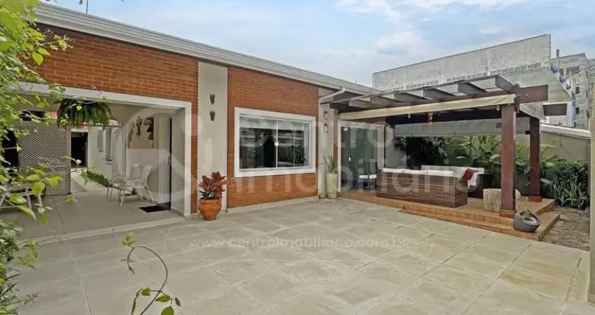 CASA à venda com piscina e 4 quartos em Peruíbe, no bairro Stella Maris