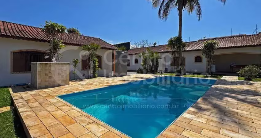 Casa à venda com piscina e 3 quartos em peruíbe, no bairro maria h novaes